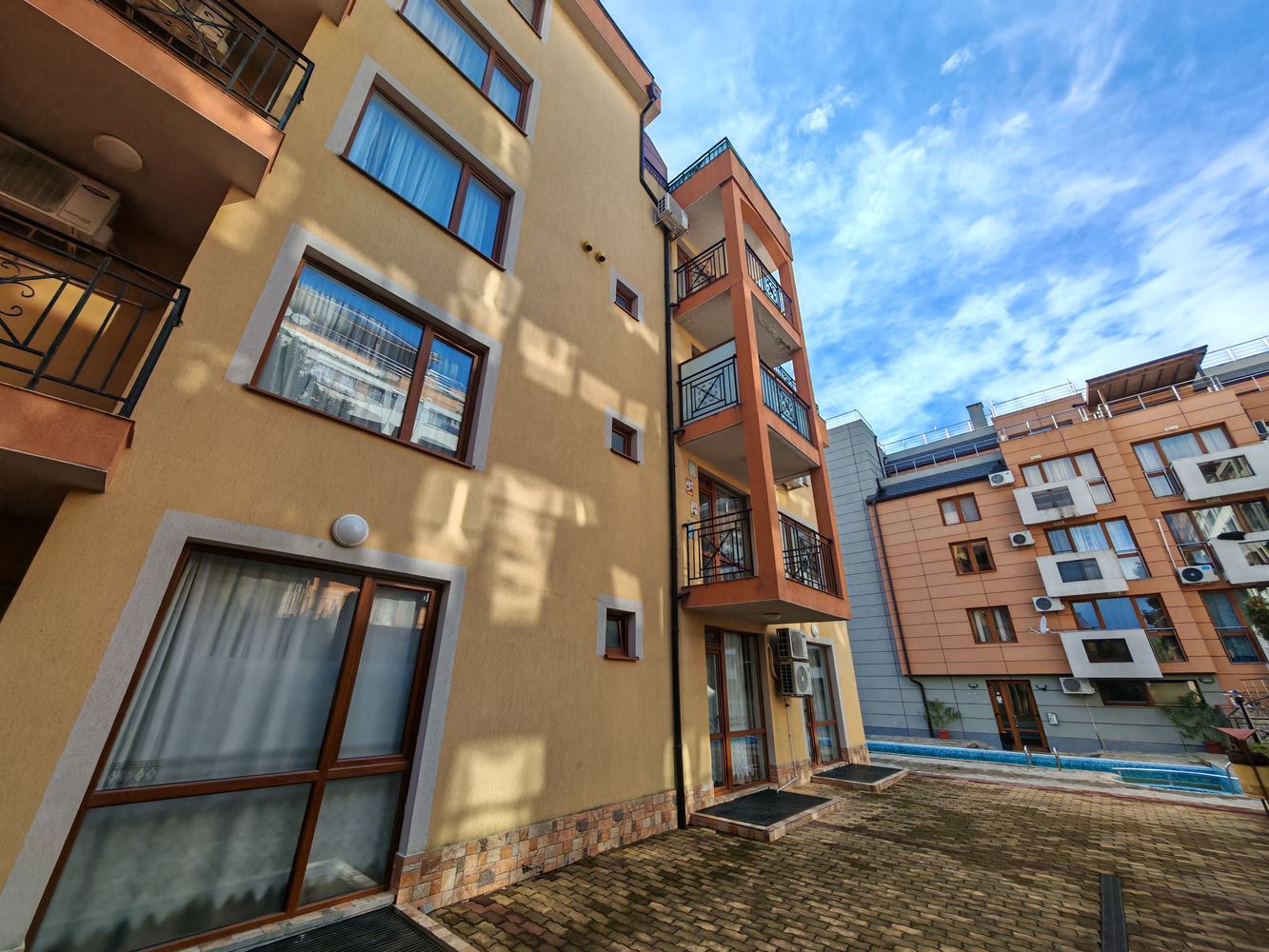 Apartmán se dvěma ložnicemi ve Sveti Vlas s vynikajícím vybavením v uzavřeném komplexu