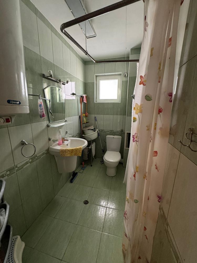 Jedinečný dvoupokojový apartmán v samém centru Pomorie – pouhých 100 metrů od pláže!