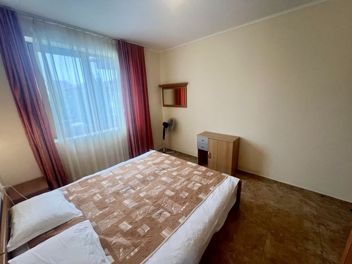 Prostorný třípokojový byt s výhledem na bazén v prestižním komplexu v Nesebaru