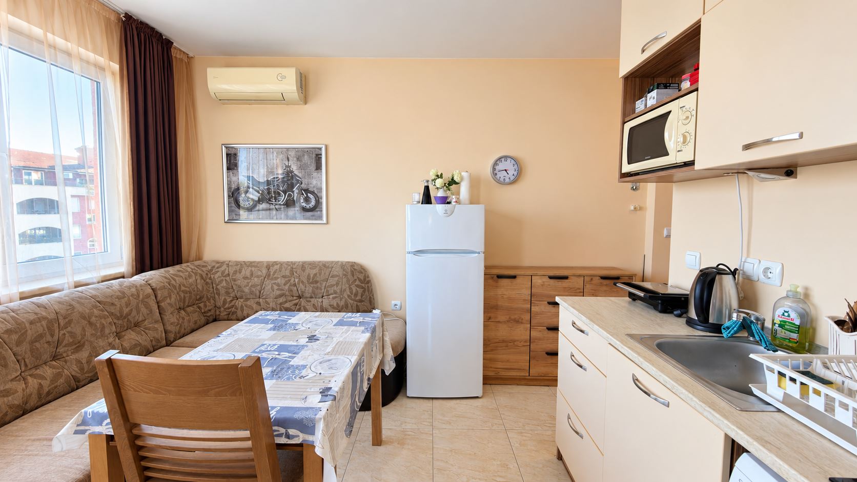 Útulný menší apartmán s jednou ložnicí v komplexu s bazénem a nepřetržitou ostrahou