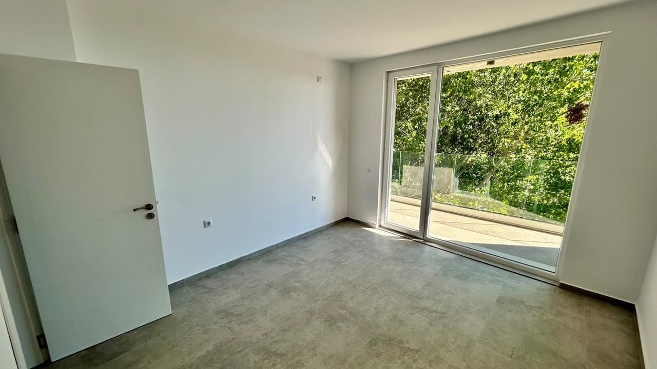 První linie ve Slunečném pobřeží – prostorný apartmán s jednou ložnicí s výhledem na moře, hory a město