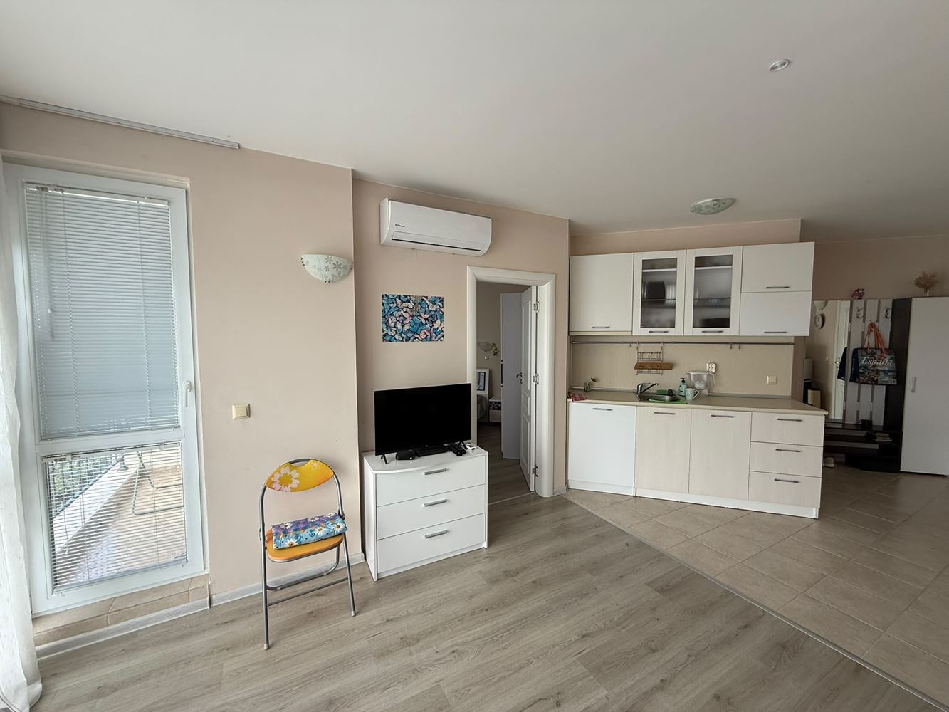 Apartmán s jednou ložnicí uprostřed zeleně v komplexu s bazénem a dětským hřištěm