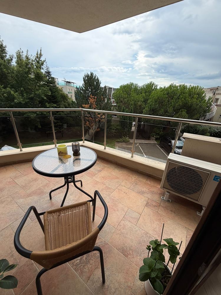 Stylový apartmán s jednou ložnicí v prestižním komplexu ve Sveti Vlas – připravený k nastěhování a s připravenými dokumenty pro rychlý obchod