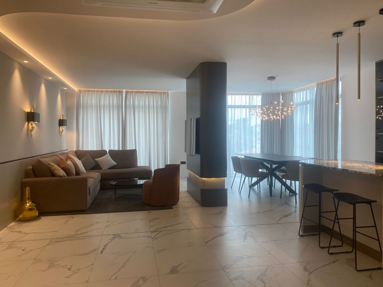 Elegantní a prostorný třípokojový apartmán v první linii u moře v Nesebaru – panoramatický výhled na moře a prémiový komfort