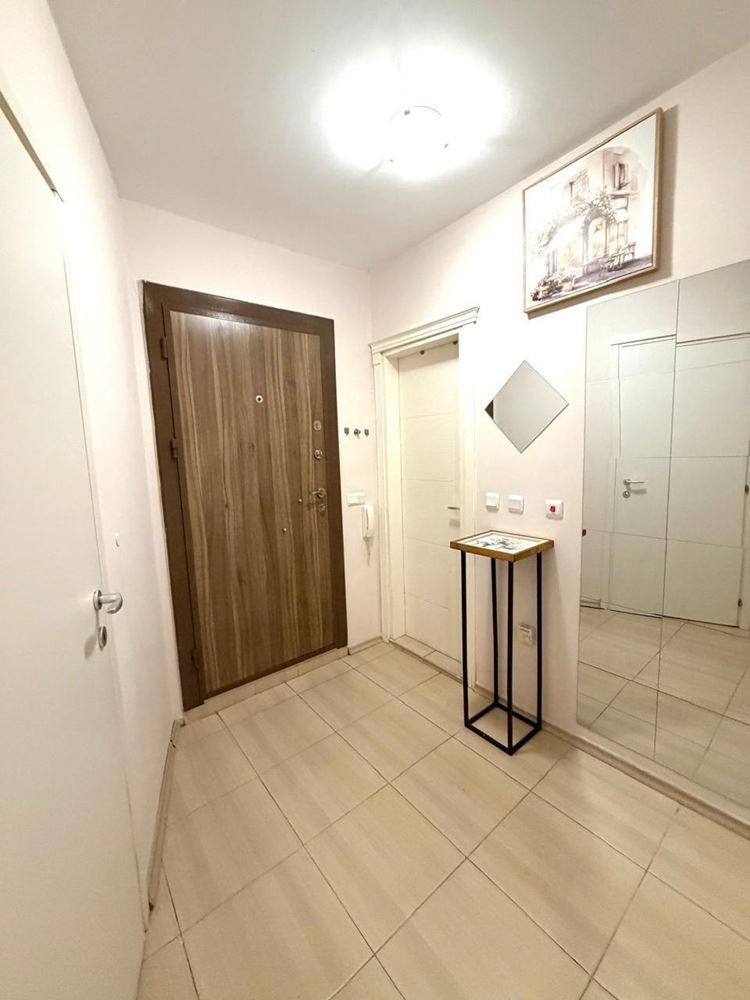 Prostorný apartmán se dvěma ložnicemi a vlastní zahrádkou pouhých 100 metrů od pláže v Nesebaru