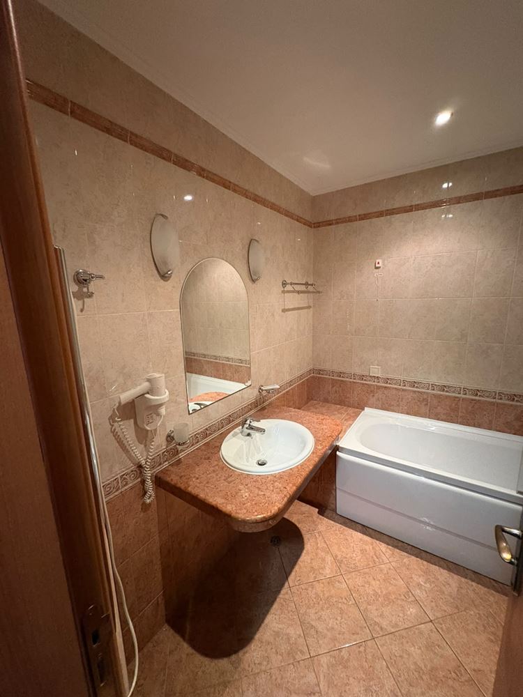 Luxusní apartmán s jednou ložnicí s výhledem na moře v první linii v Pomorie – prestižní nemovitost s jedinečným vybavením