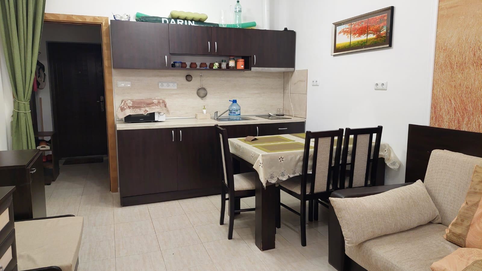 Zařízené studio ve Starém Městě Pomorie – 100 m od moře, s velkým zaskleným balkonem a výbornou polohou