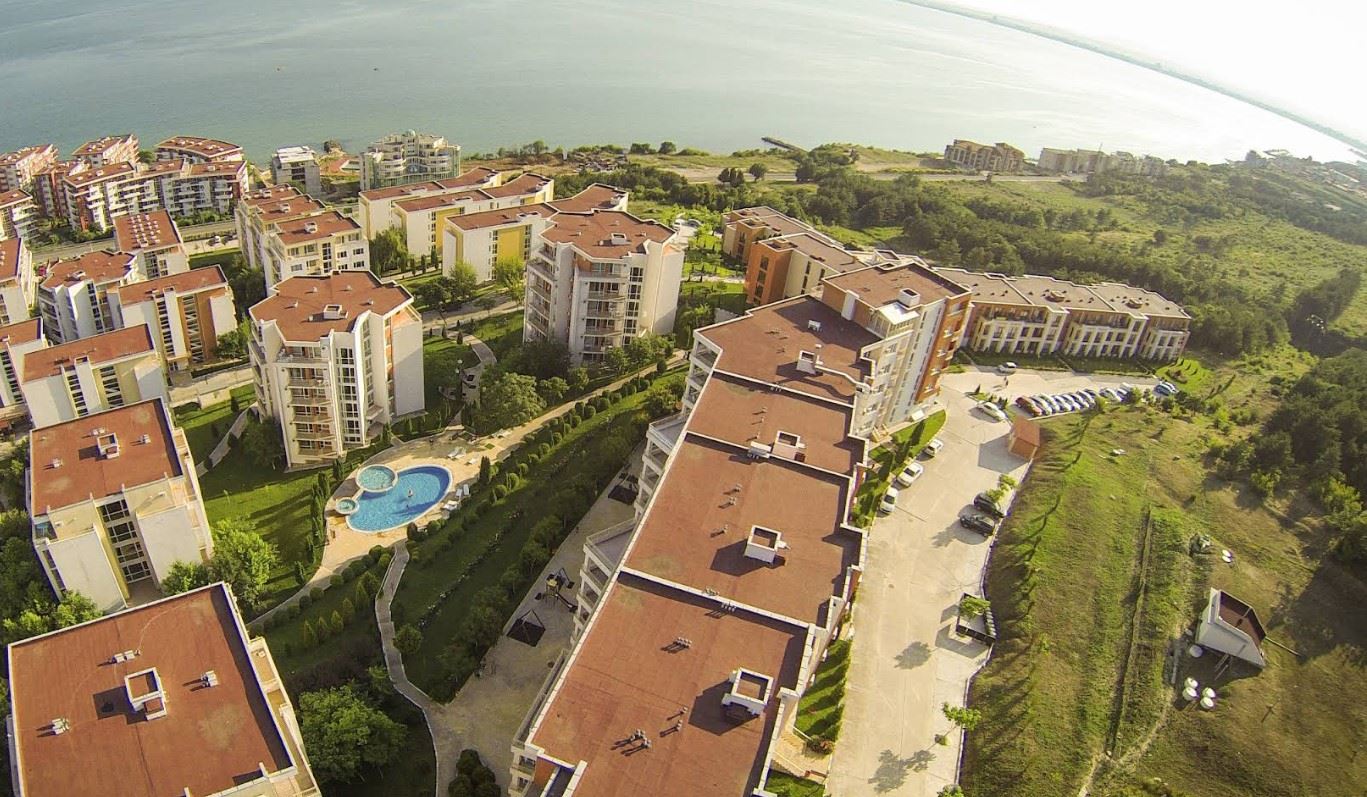 Dvouložnicový apartmán s částečným výhledem na moře v Sveti Vlas – zařízený, po rekonstrukci, v luxusním uzavřeném komplexu