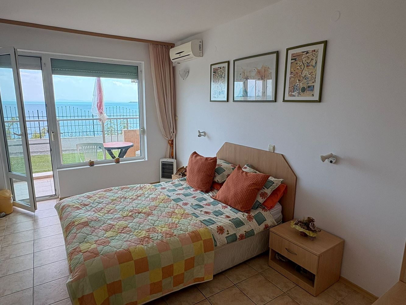 2pokojový apartmán s přímým výhledem na moře ve Svatém Vlasu – komfort, klid a resortový životní styl