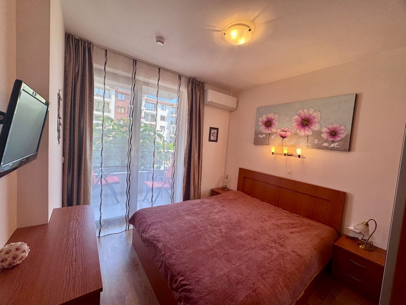 Komfortní apartmán s jednou ložnicí, prostornou terasou a výhledem na bazén v luxusním komplexu v Nesebaru