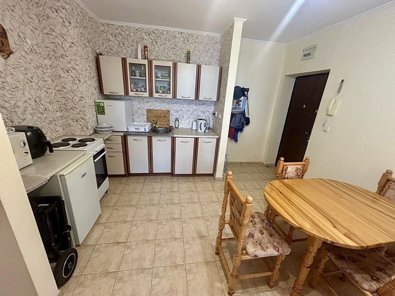 Prostorný apartmán s jednou ložnicí a výhledem do zeleně v Nesebaru – připravený k nastěhování