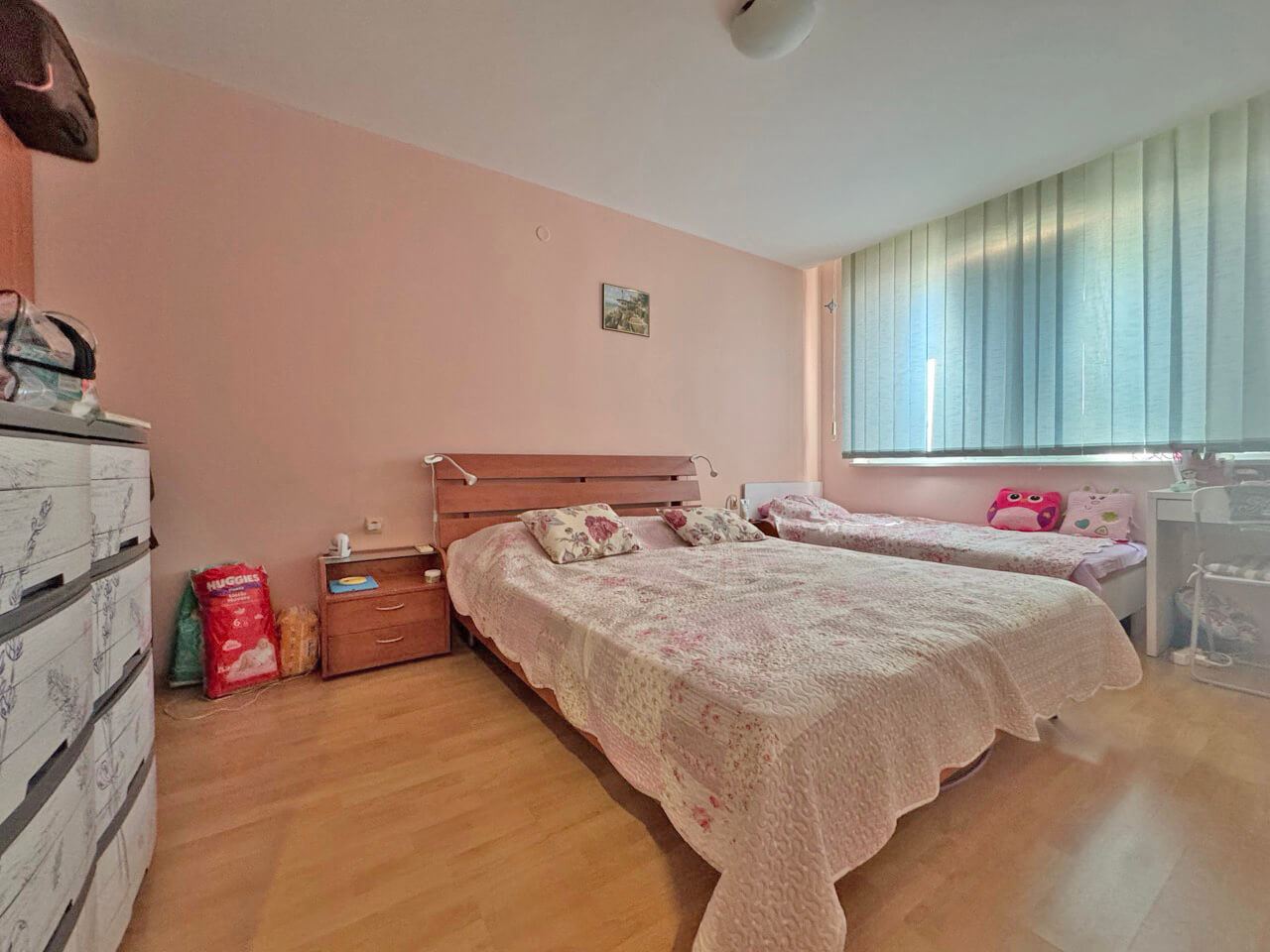 Apartmán se dvěma ložnicemi ve Slunečném pobřeží – vynikající lokalita u moře, komfort a plná připravenost k nastěhování