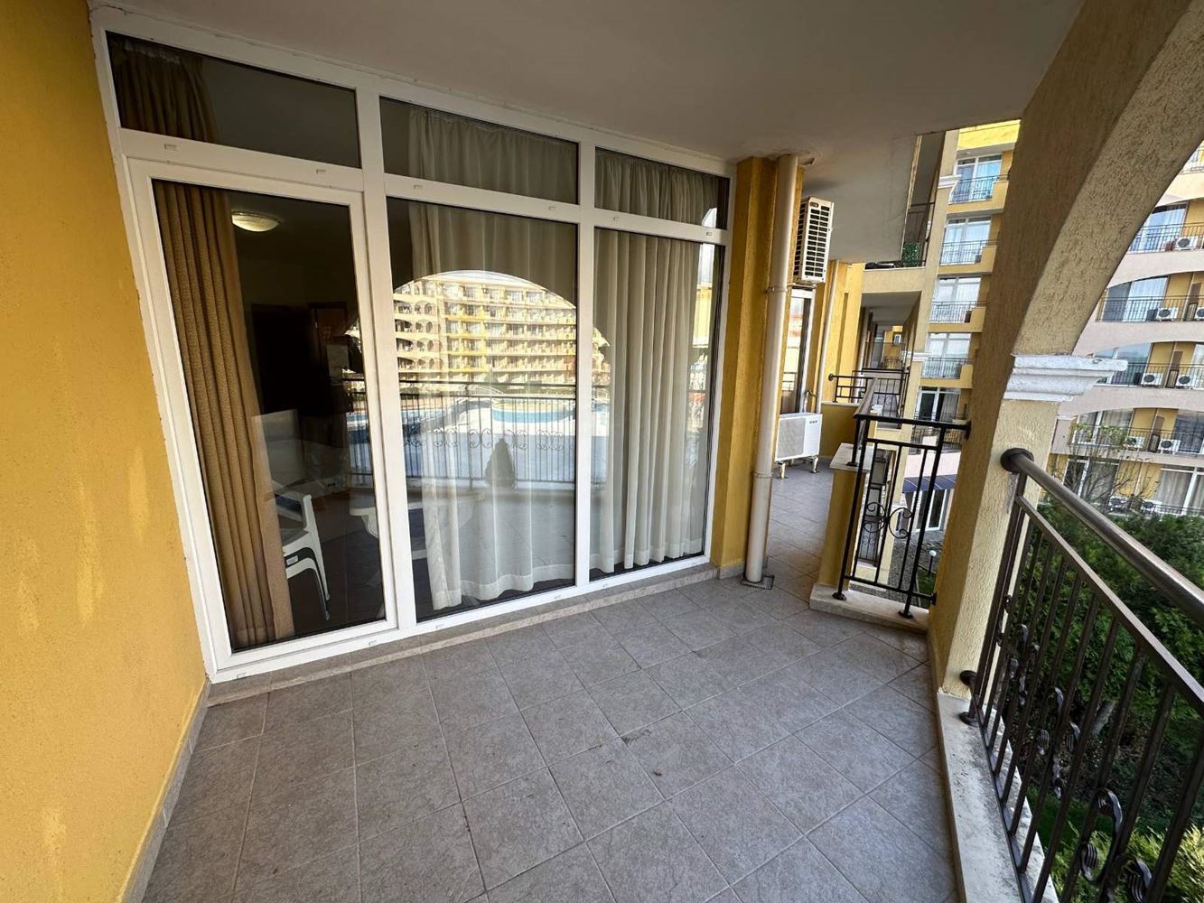 Mořský luxus v první linii – prostorný apartmán se dvěma ložnicemi a výhledem na moře v Aheloy