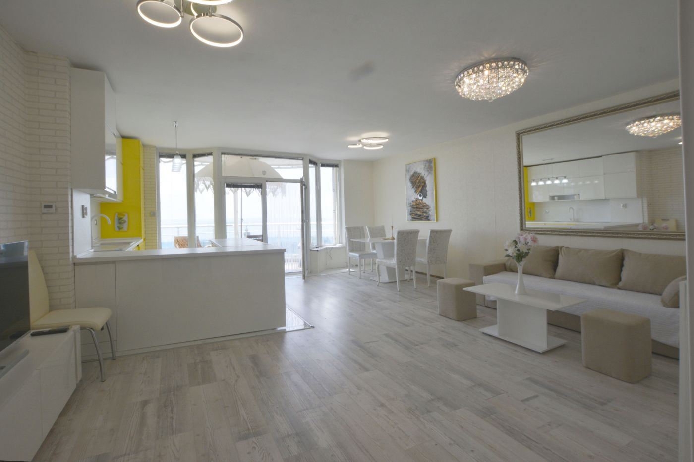 Luxusní třípokojový apartmán s výhledem na moře na první linii v Ravdě – 114 m², dvě terasy a maximální komfort