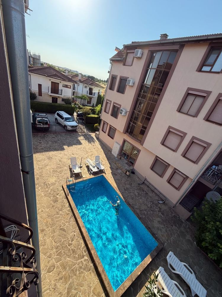 Útulný apartmán s jednou ložnicí v Ravdě v komplexu – připravený k bydlení