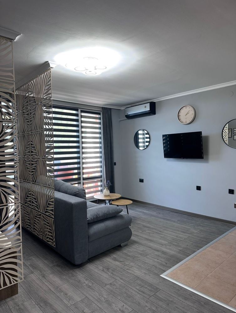 Dvouložnicový apartmán s částečným výhledem na moře v Sveti Vlas – zařízený, po rekonstrukci, v luxusním uzavřeném komplexu