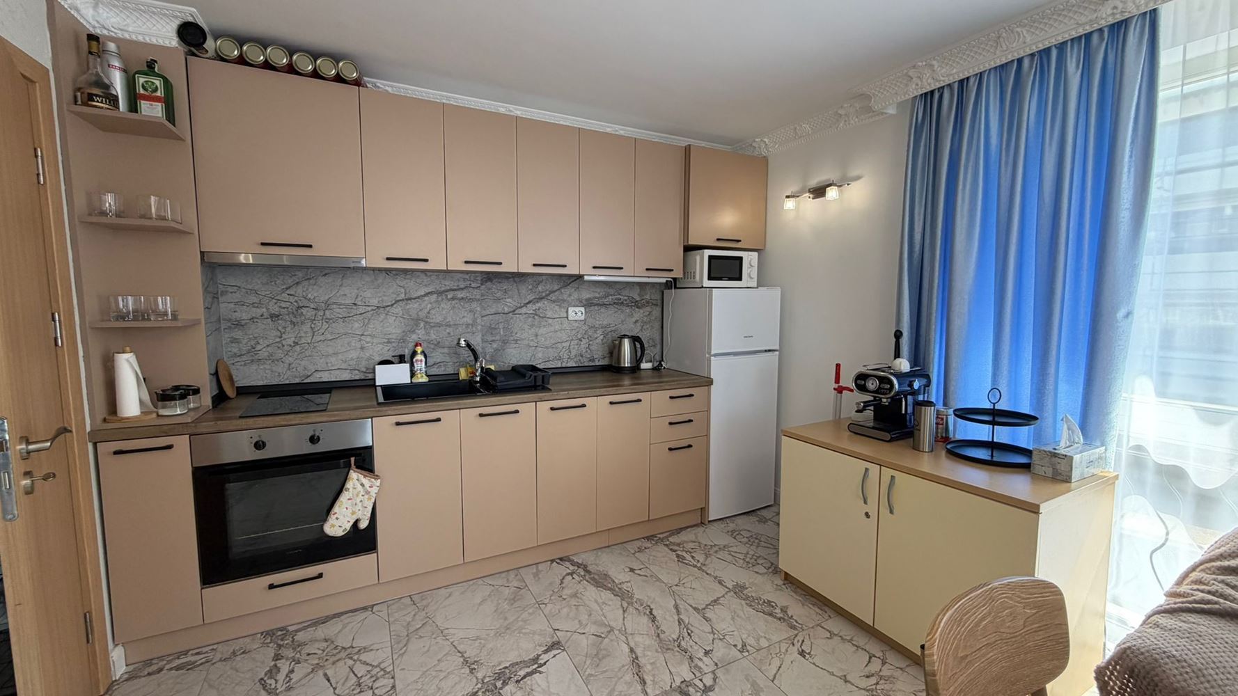 Prostorný dvoupokojový apartmán 300 m od moře ve Slunečném pobřeží – komfort, bezpečí a skvělá investice