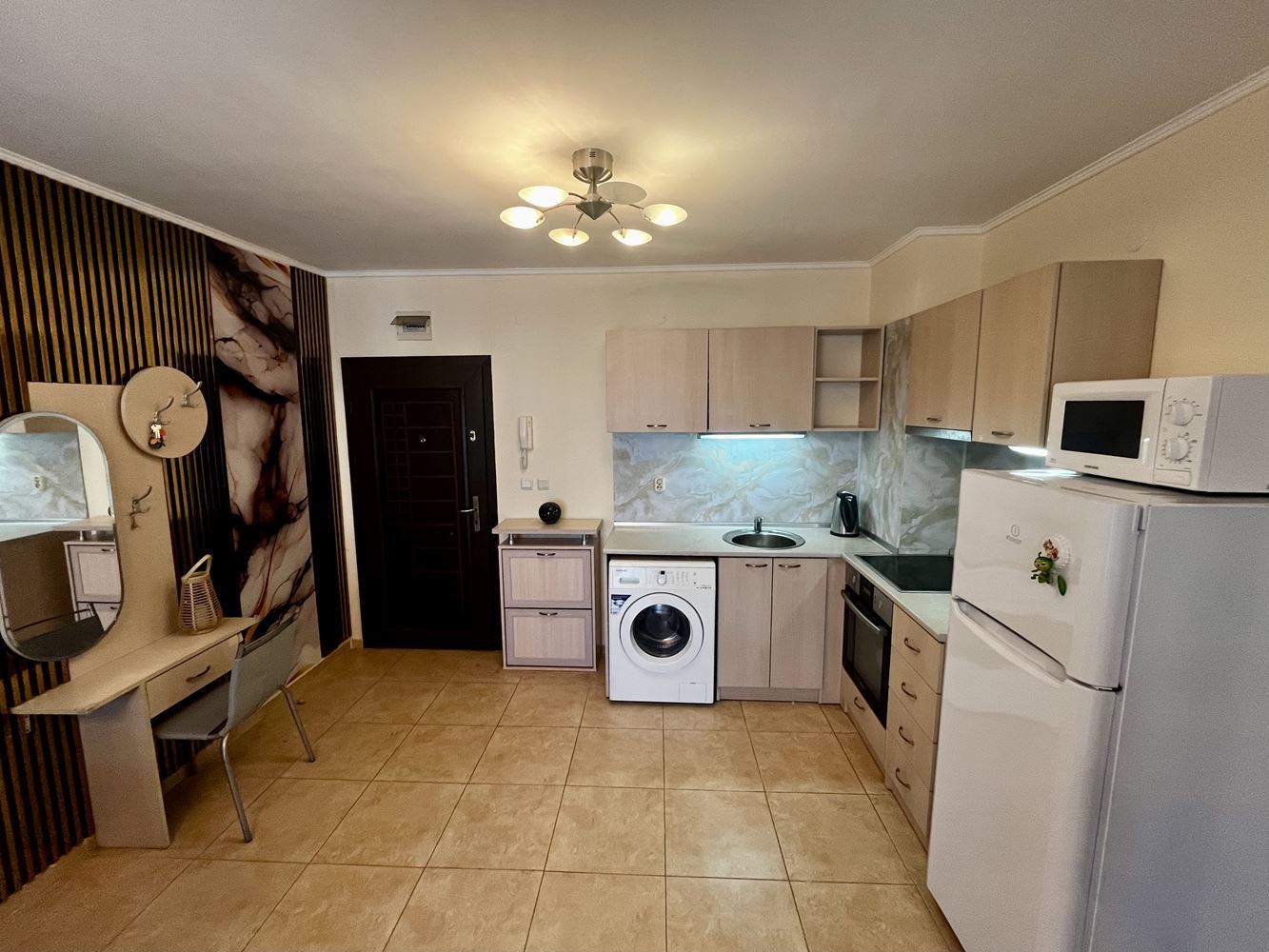Prostorný apartmán se dvěma ložnicemi v Nesebaru – kompletně zařízený a připravený k nastěhování