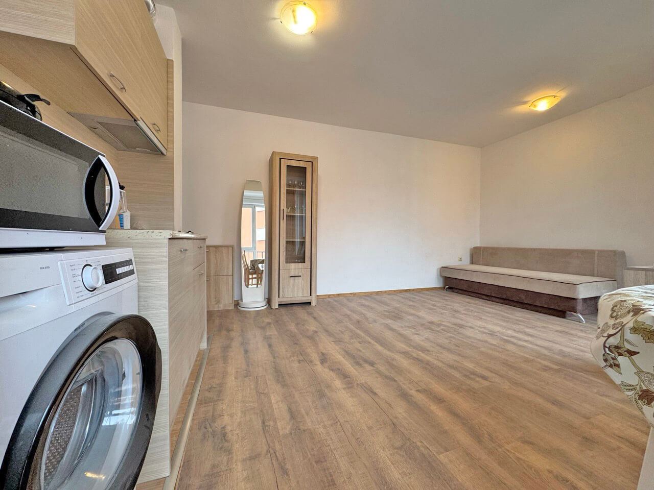 Byt s jednou ložnicí s výhledem na bazén v prestižním komplexu v Slunečném pobřeží