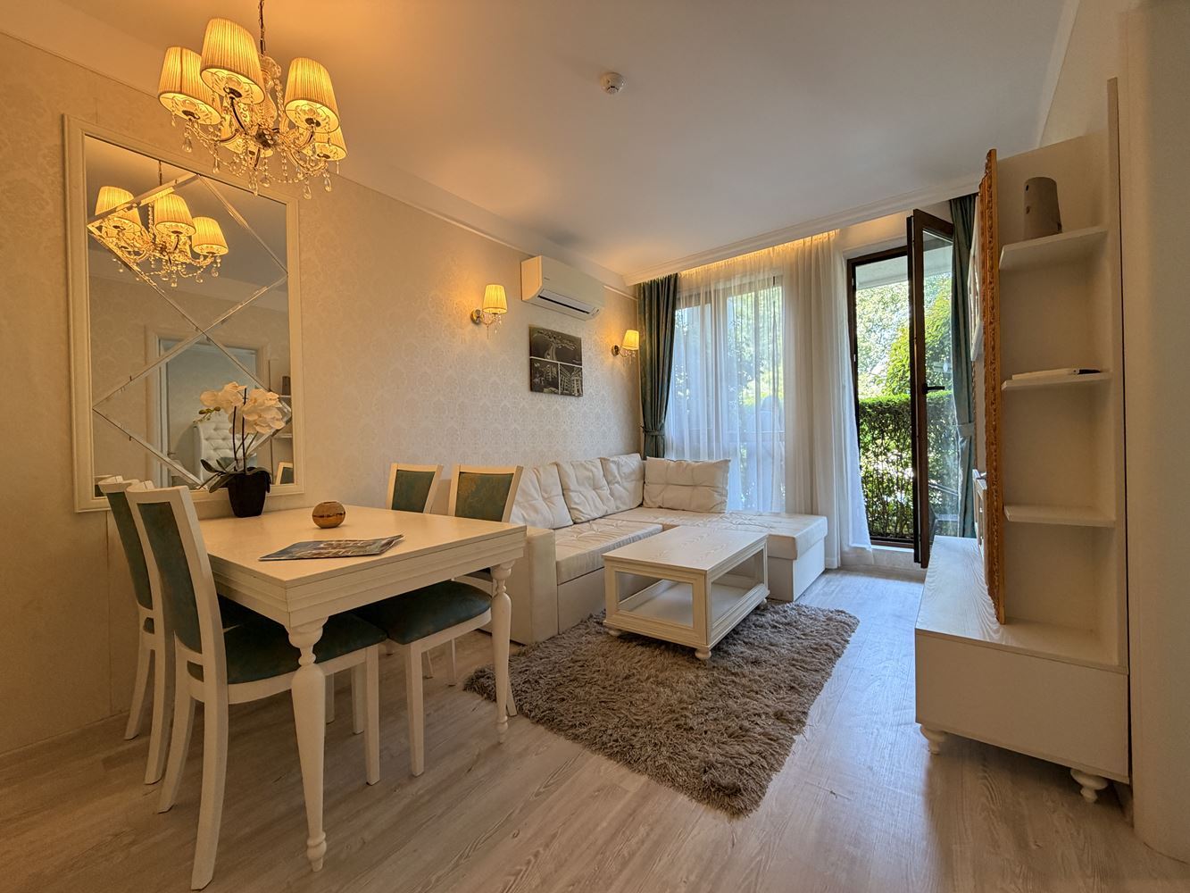 Apartmán s jednou ložnicí s výhledem na park a bazén v prestižním komplexu na Slunečném pobřeží