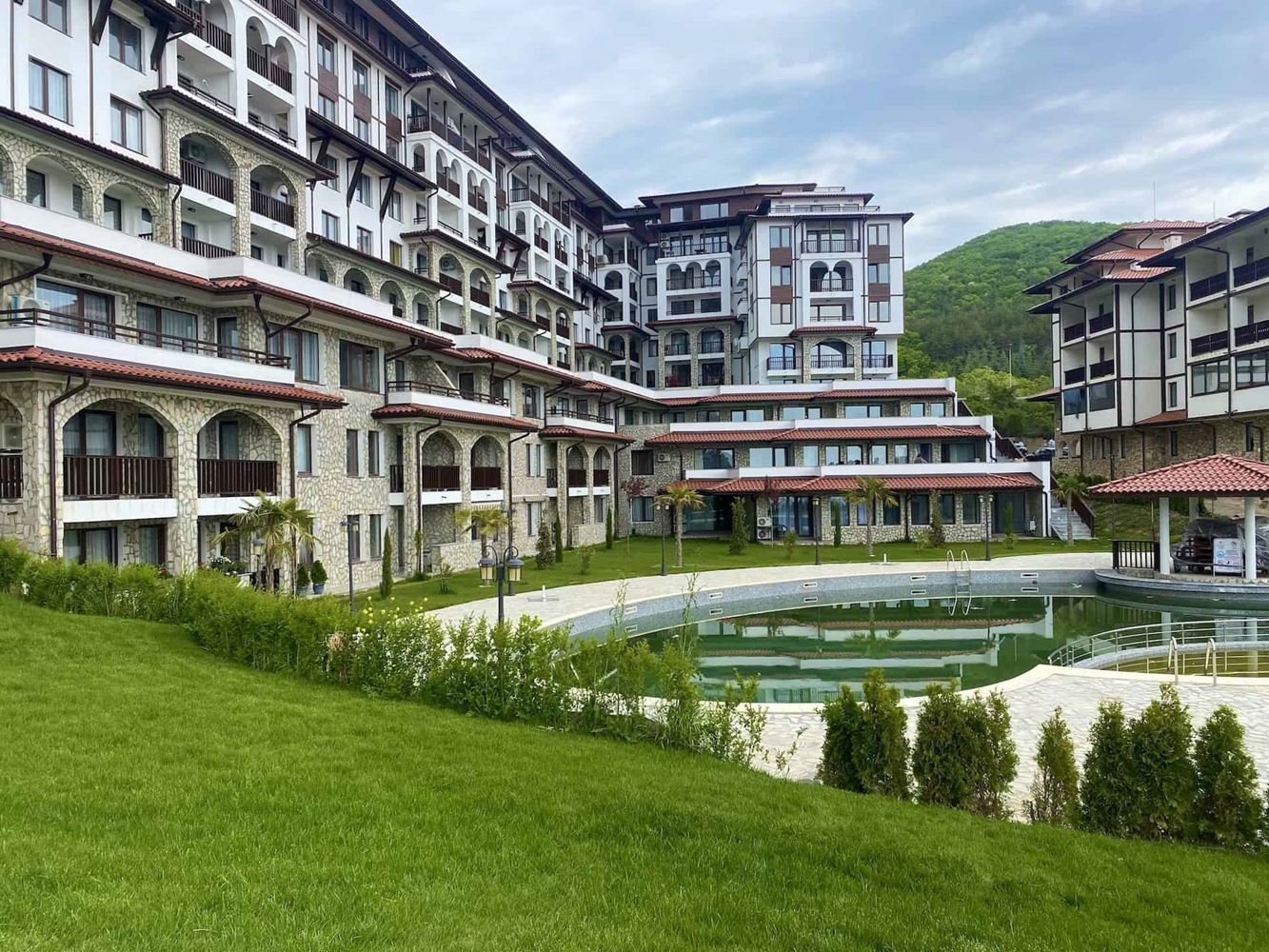 Luxusní třípokojový byt s panoramatickým výhledem na moře a hory v exkluzivním komplexu ve Sveti Vlasu