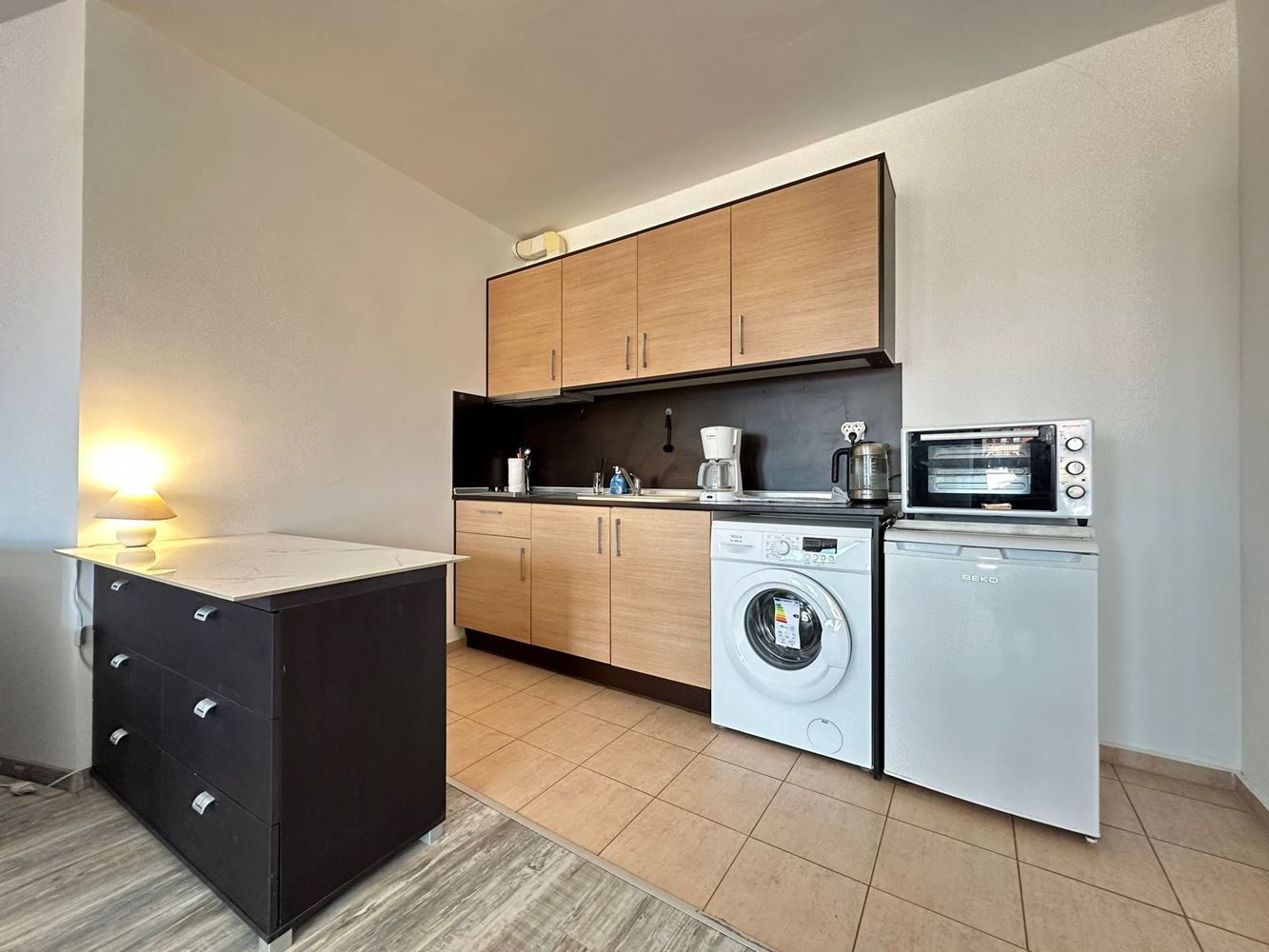 Apartmán s jednou ložnicí v první linii u moře v Aheloji – mořská atmosféra, luxusní vybavení a připravené dokumenty k uzavření obchodu