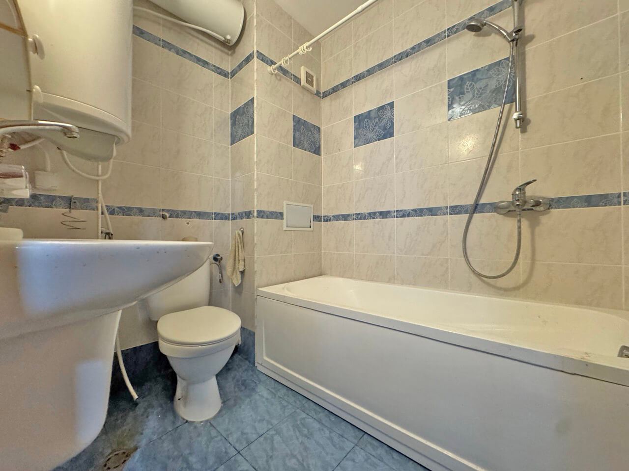 Prostorný apartmán se třemi ložnicemi pro celoroční bydlení ve čtvrti Černo More v Nesebaru