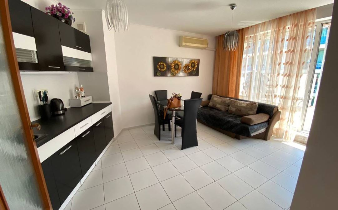 Apartmán se dvěma ložnicemi s výhledem na moře na první linii v Elenite – komfort, příroda a klid