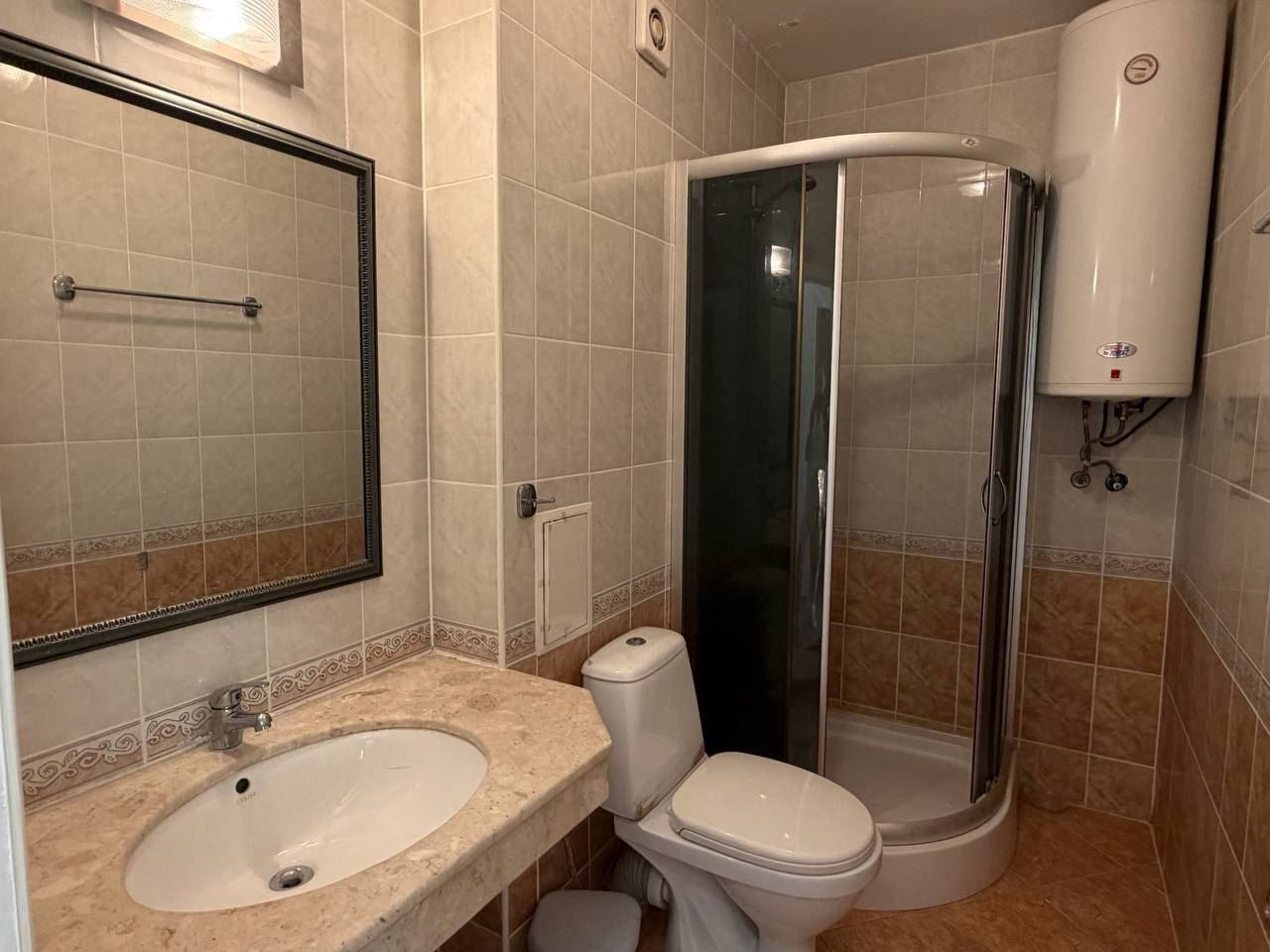 Prostorný apartmán se dvěma ložnicemi 200 m od pláže ve Slunečném pobřeží – s nízkým poplatkem za údržbu