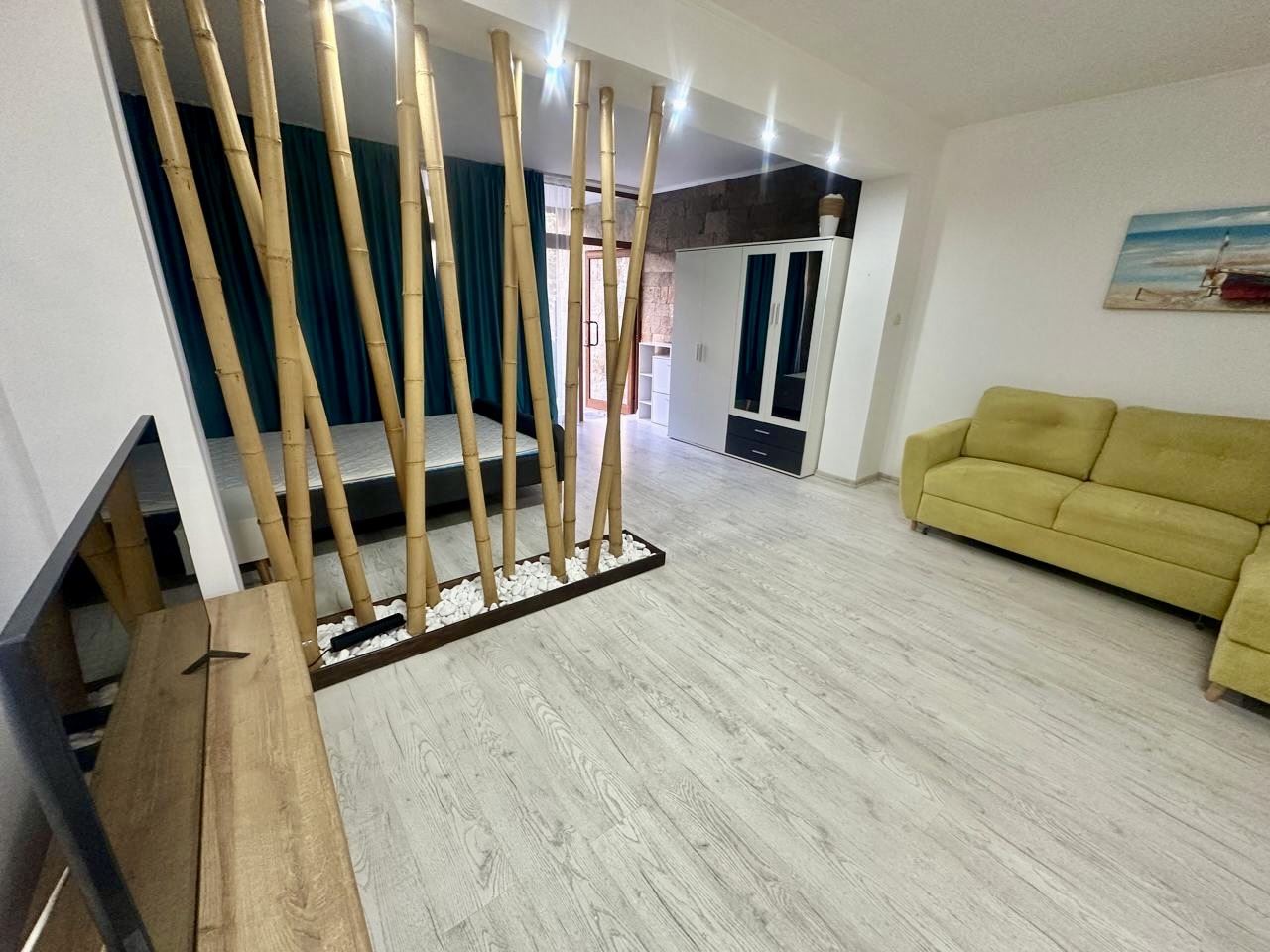 Prostorné studio v přízemí s terasou a možností přeměny na byt s jednou ložnicí – pouze 300 m od moře