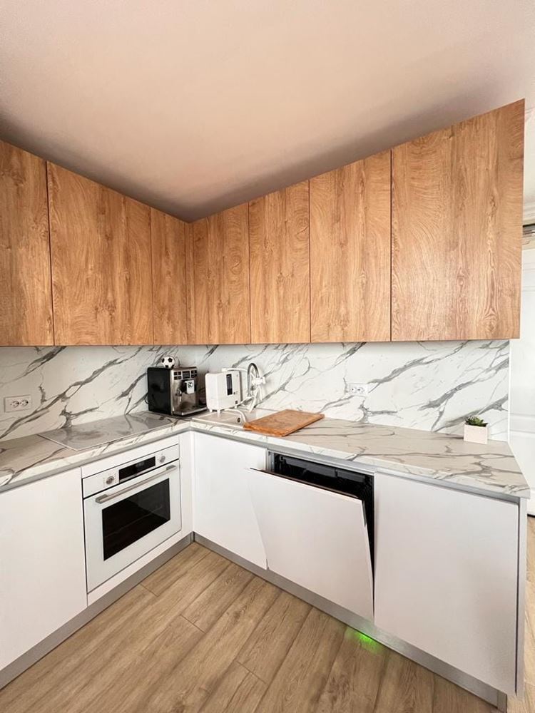 Komfortní mezonetový apartmán se dvěma ložnicemi a panoramatickým výhledem na moře ve Sveti Vlas – nemovitost v prestižní lokalitě s působivým výhledem