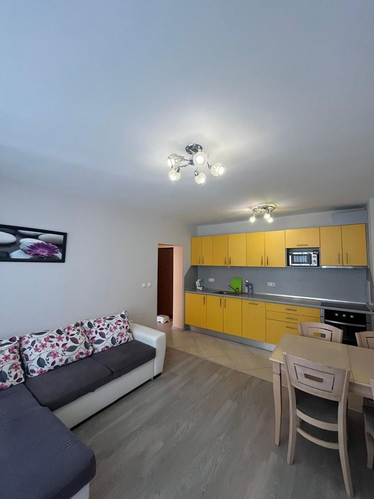 Prostorný apartmán se dvěma ložnicemi, panoramatickou terasou a výhledem na moře v srdci Pomorie