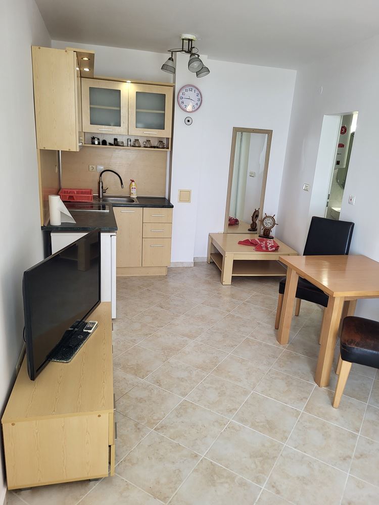 Malý apartmán s jednou ložnicí a přímým vstupem k bazénu – útulná nemovitost v komplexu s rozsáhlou infrastrukturou nedaleko Slunečného pobřeží