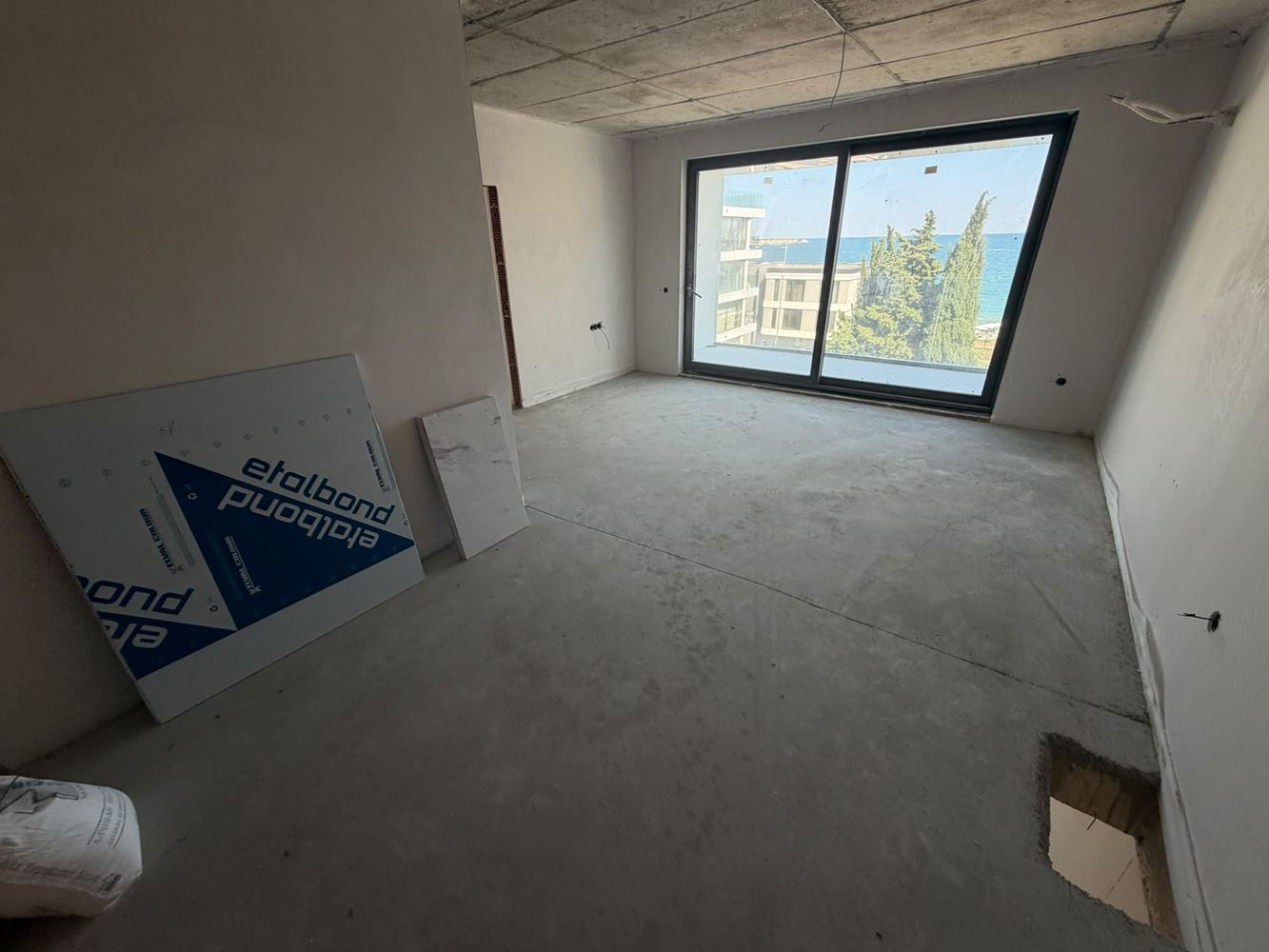 Apartmán s jednou ložnicí s přímým panoramatickým výhledem na moře v Ravdě – prvotřídní komfort a výhled z každého obytného pokoje