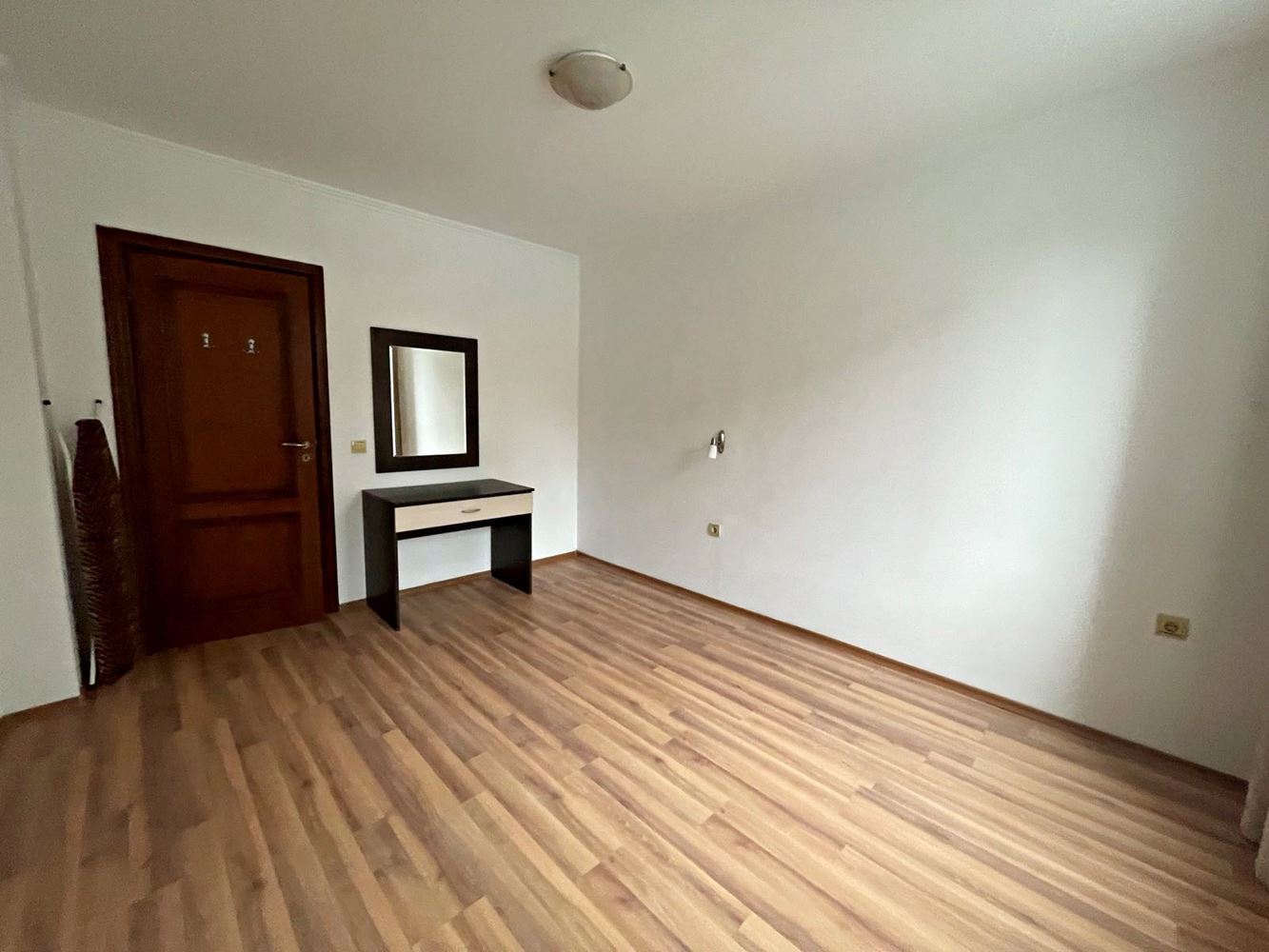 Luxus a klid v první linii u moře ve Sveti Vlas – prostorný apartmán s jednou ložnicí a výhledem na bazén