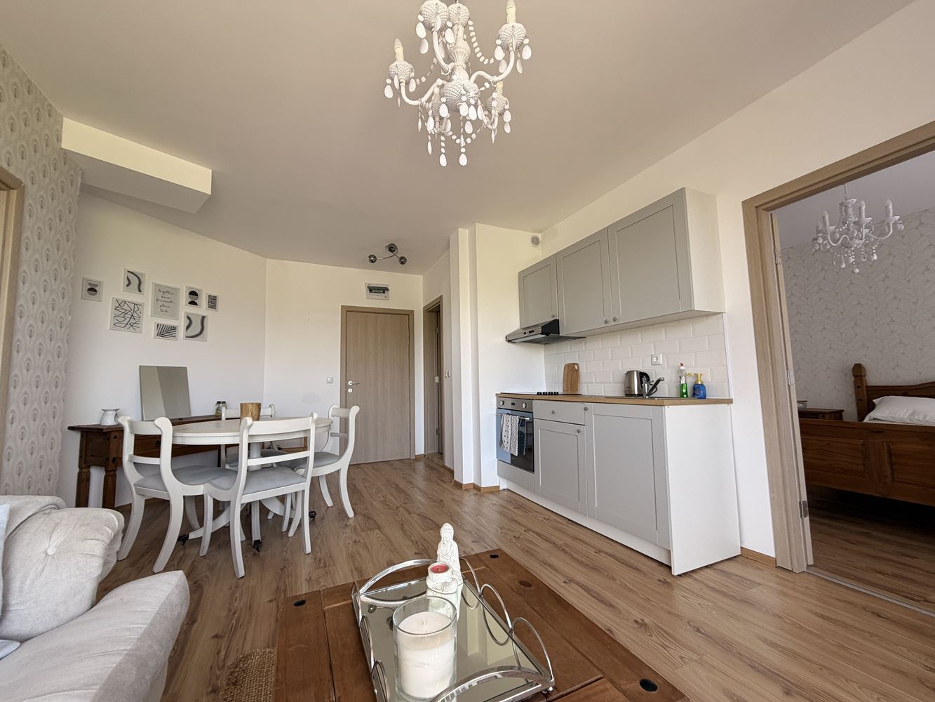 Byt se dvěma ložnicemi s panoramatickou terasou na okraji Sunny Beach – komfort, klid a styl