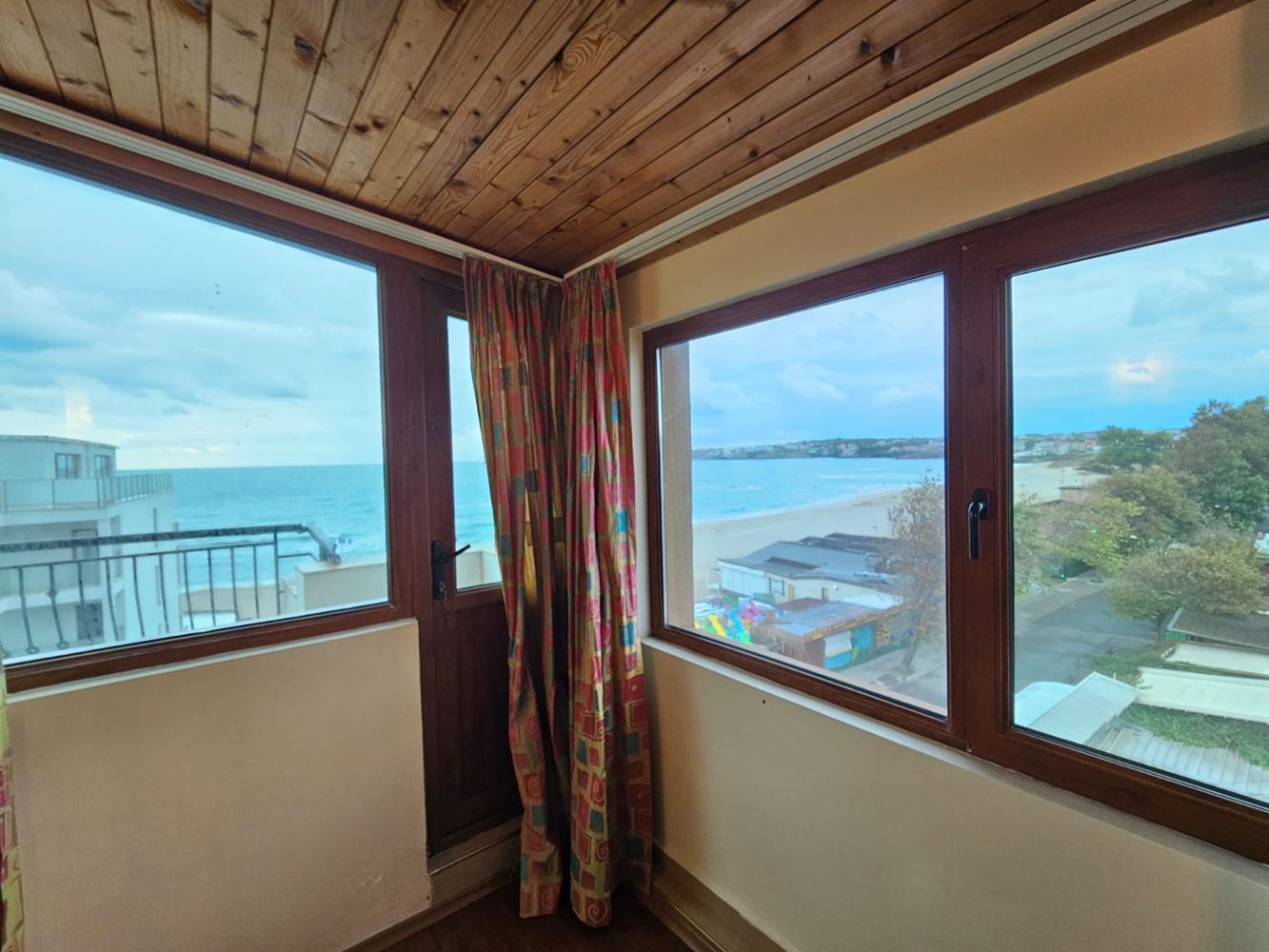 Prostorný apartmán se třemi ložnicemi na první linii moře v Sozopolu s unikátní panoramatickou terasou