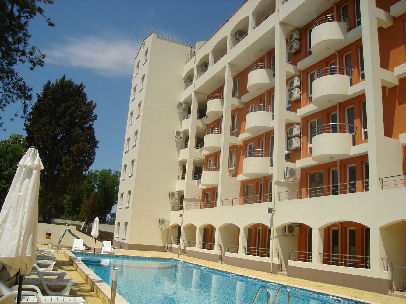 Pomorie 300 m od moře – zařízený apartmán s jednou ložnicí v komplexu s bazénem