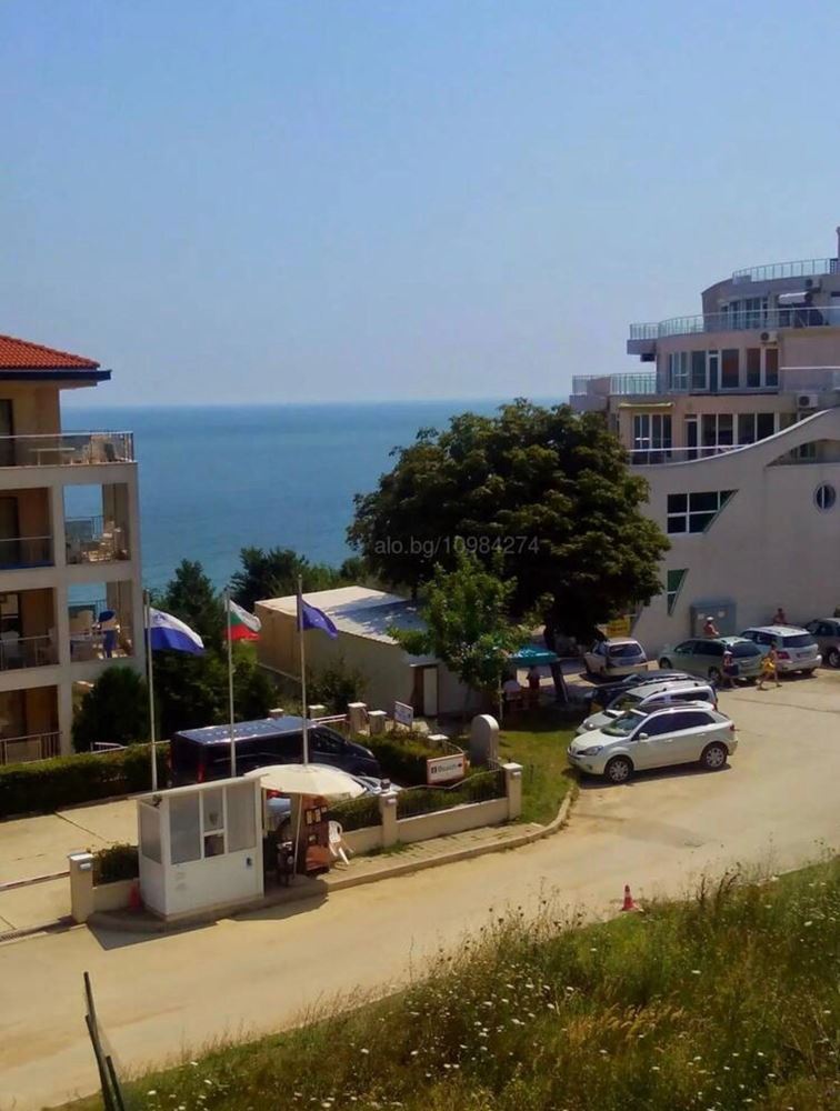 Třípokojový apartmán s výhledem na moře 50 metrů od pláže v Byale – bez poplatku za údržbu