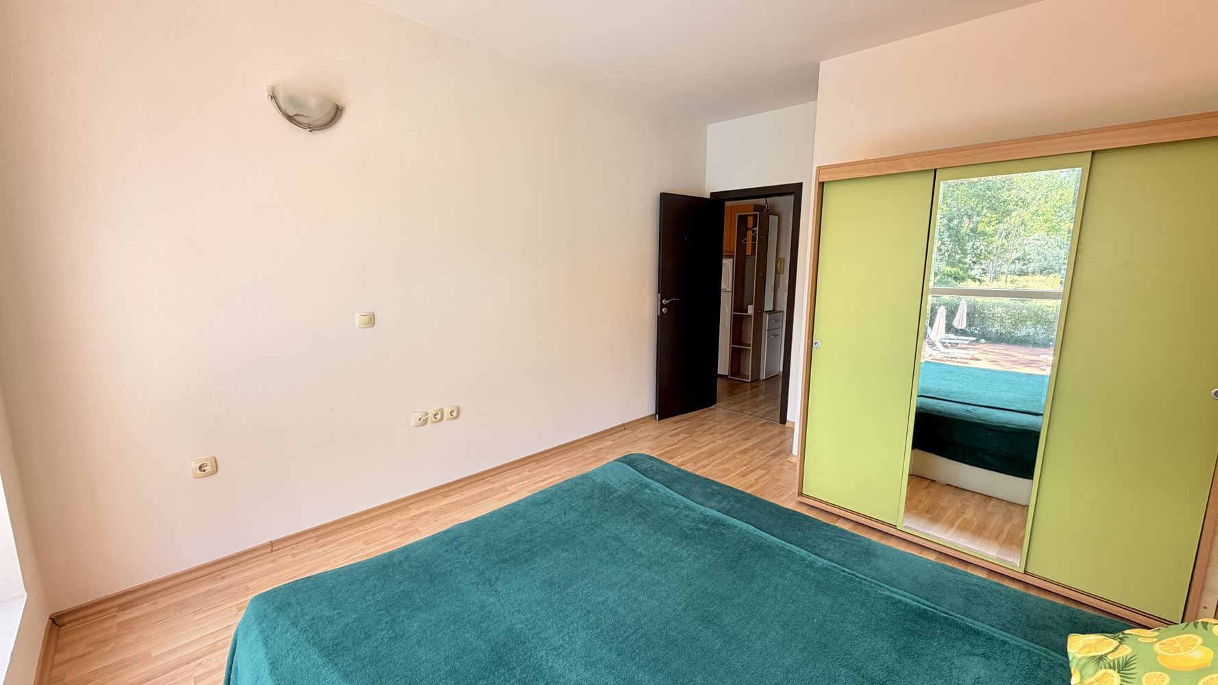 Slunečné pobřeží: apartmán s jednou ložnicí 300 metrů od pláže – komfort, kvalita a skvělá investice