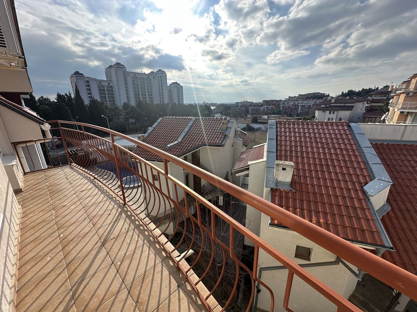 Apartmán se dvěma ložnicemi ve Sveti Vlas – komfort, klid a výborná lokalita