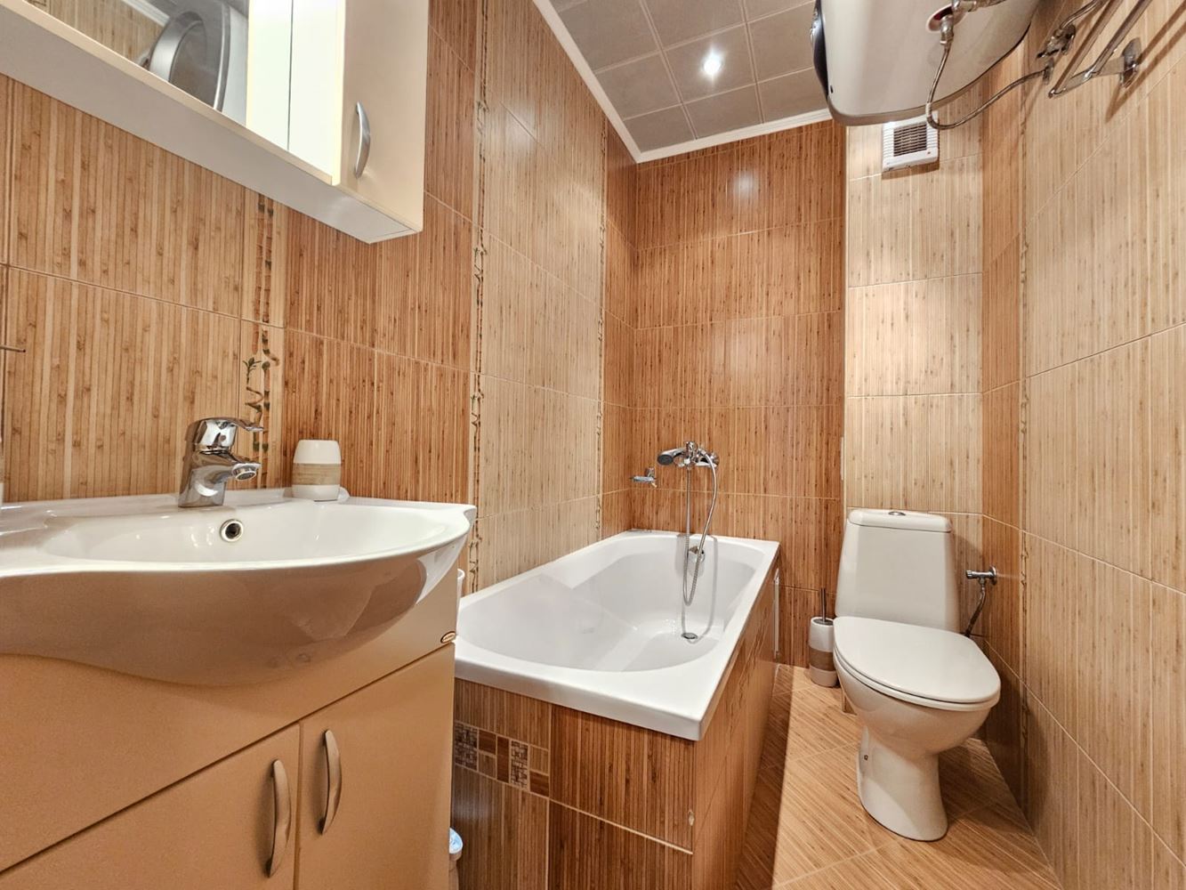 Prostorný apartmán se třemi ložnicemi na první linii moře v Sozopolu s unikátní panoramatickou terasou