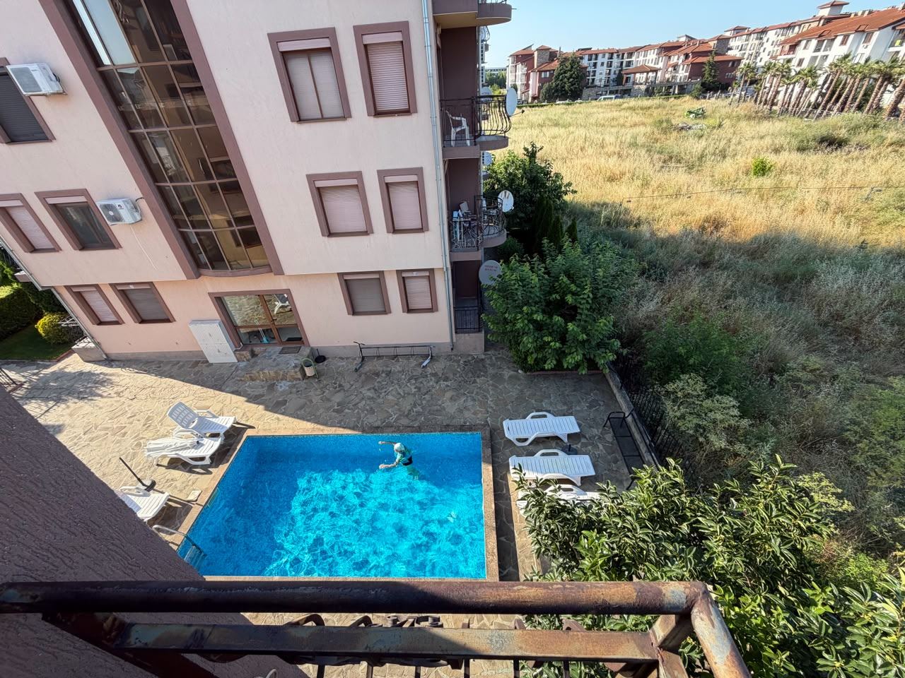 Útulný apartmán s jednou ložnicí v Ravdě v komplexu – připravený k bydlení