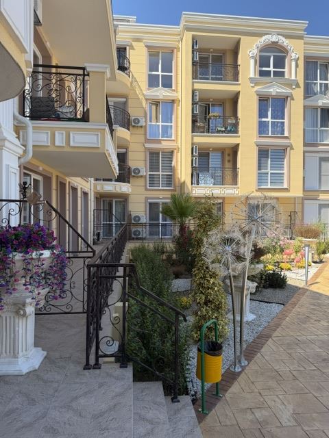 Nový apartmán s jednou ložnicí a prostorným balkonem v moderním komplexu v Ravdě