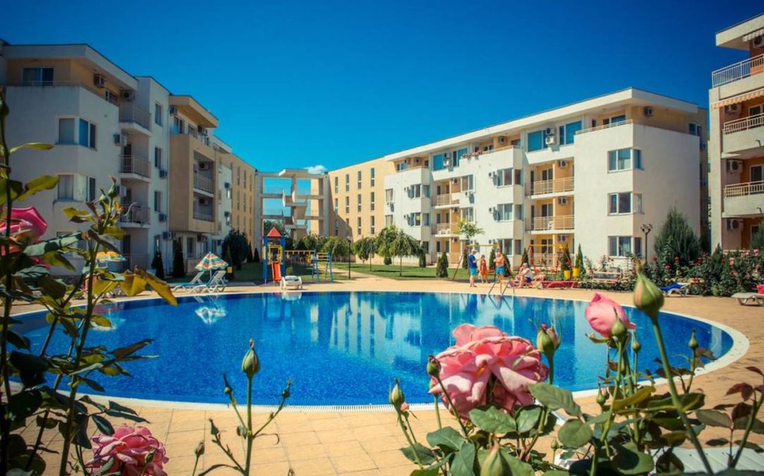 Prostorný apartmán s jednou ložnicí v moderním komplexu na Slunečném pobřeží – komfort, zeleň a vybavení pro obyvatele