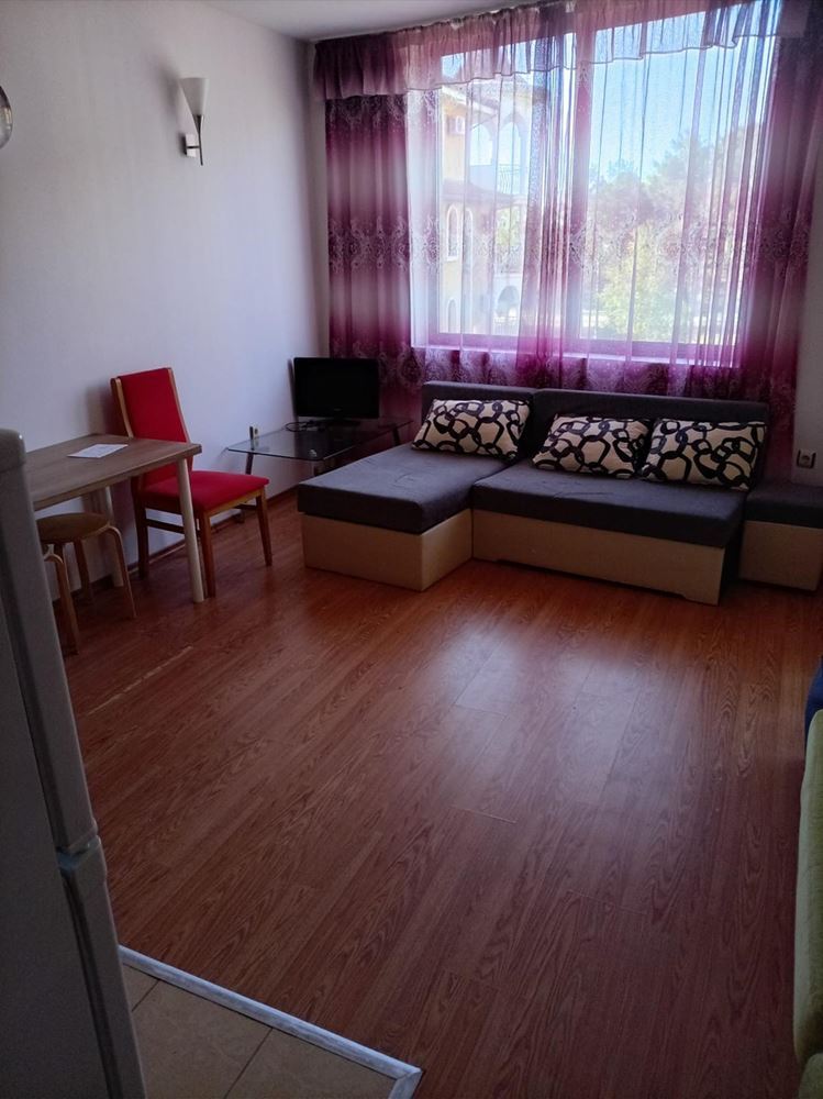 Prostorný byt s jednou ložnicí a výhledem na bazén ve Slunečném pobřeží