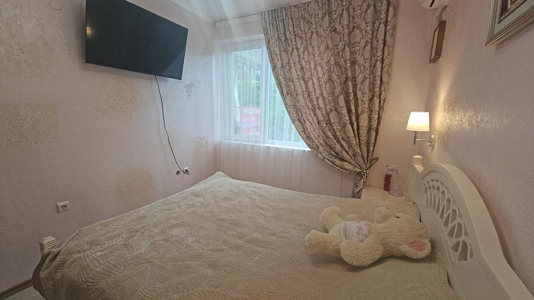 Třípokojový apartmán v uzavřeném komplexu ve Sveti Vlas – pouhých 300 m od pláže
