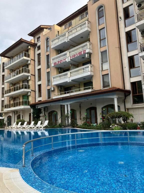 Prostorný byt s jednou ložnicí v klidném a zeleném komplexu s bazénem v Sunny Beach