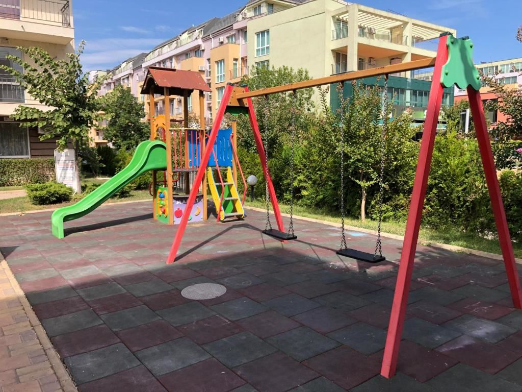 Byt s jednou ložnicí v klidném a zeleném komplexu ve Slunečném pobřeží