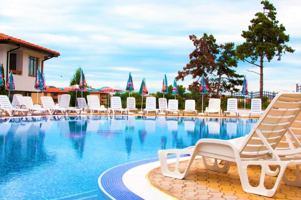 Jednopokojový apartmán s výhledem na bazén na okraji Slunečného pobřeží – klid, příroda a celoroční komfort